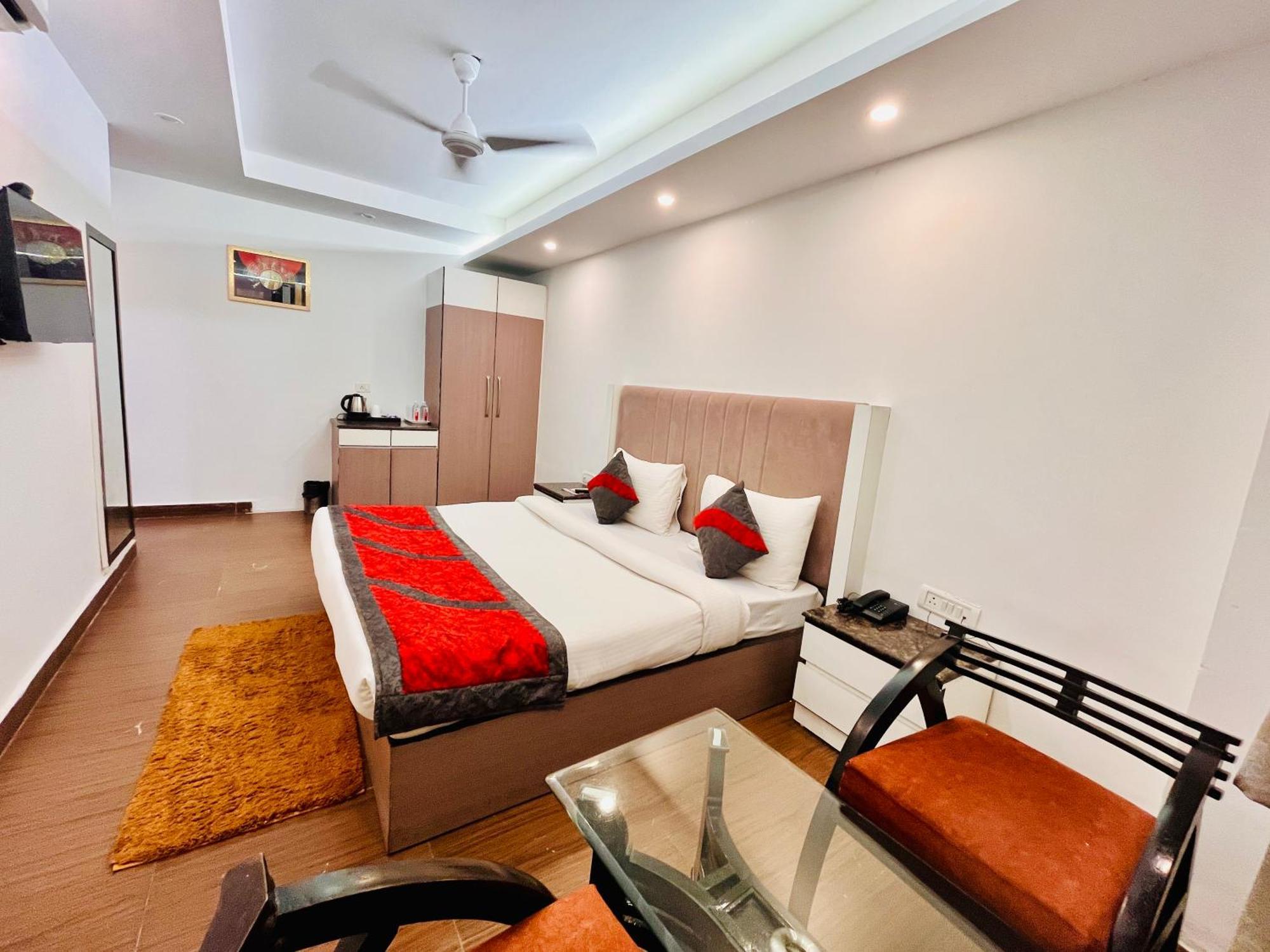 Hotel The Gold Inn - Karol Bagh Delhi ภายนอก รูปภาพ