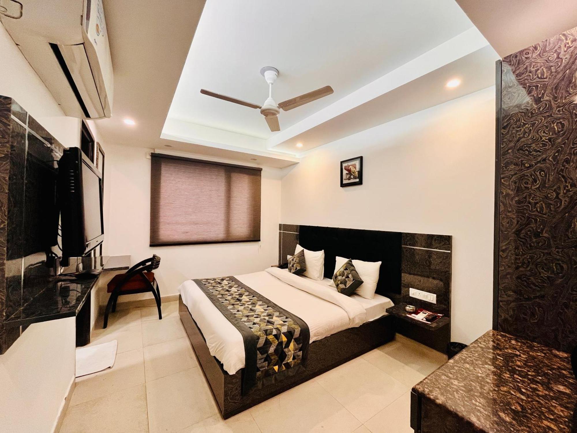 Hotel The Gold Inn - Karol Bagh Delhi ภายนอก รูปภาพ