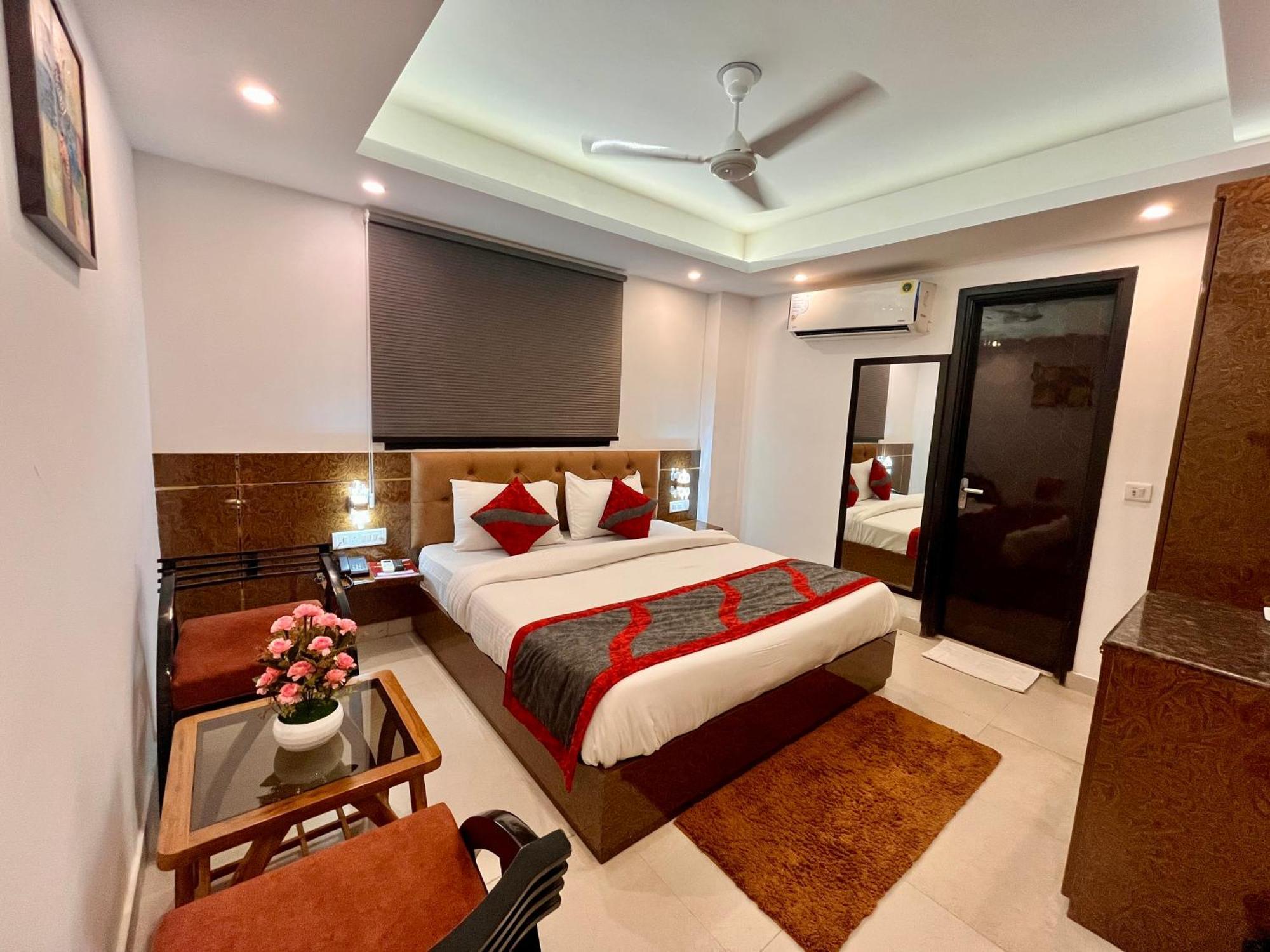 Hotel The Gold Inn - Karol Bagh Delhi ภายนอก รูปภาพ