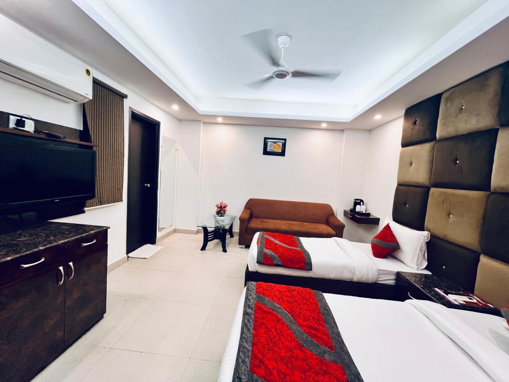 Hotel The Gold Inn - Karol Bagh Delhi ภายนอก รูปภาพ