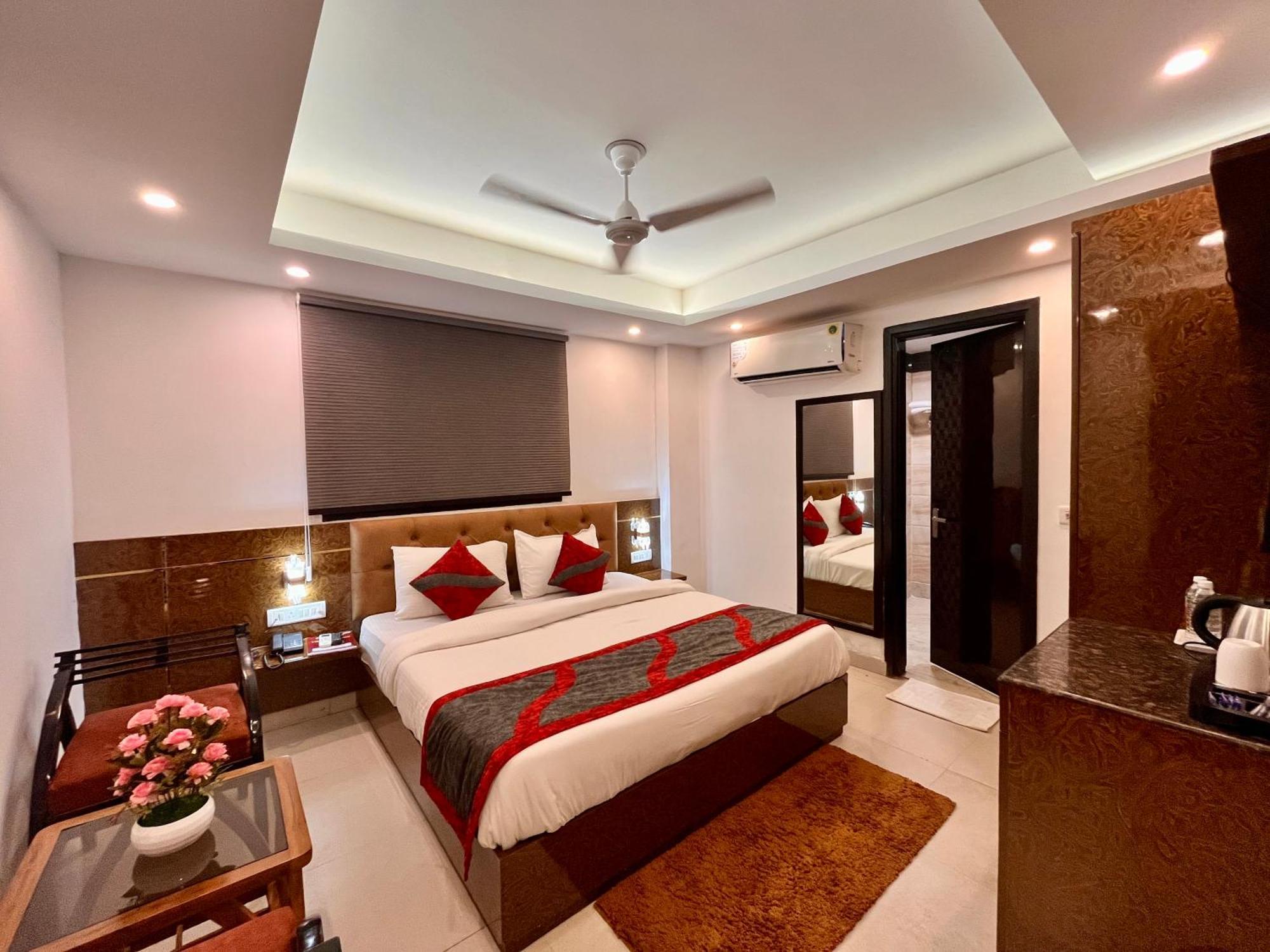 Hotel The Gold Inn - Karol Bagh Delhi ภายนอก รูปภาพ