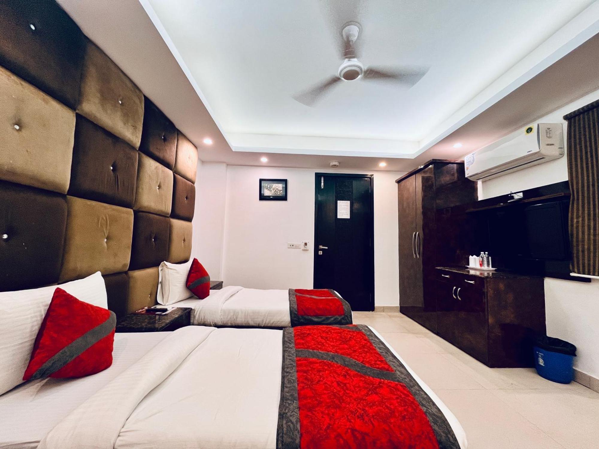 Hotel The Gold Inn - Karol Bagh Delhi ภายนอก รูปภาพ