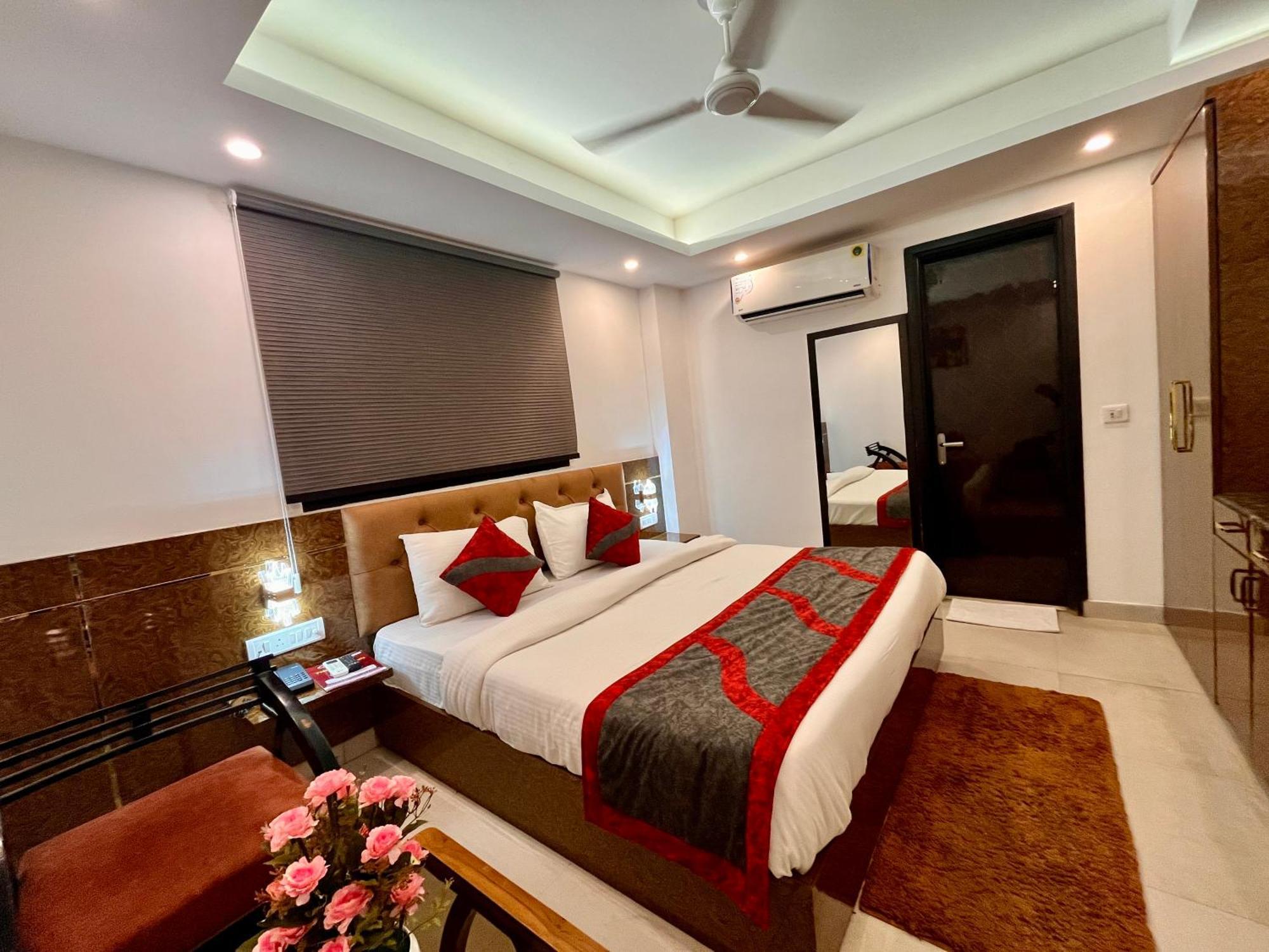 Hotel The Gold Inn - Karol Bagh Delhi ภายนอก รูปภาพ