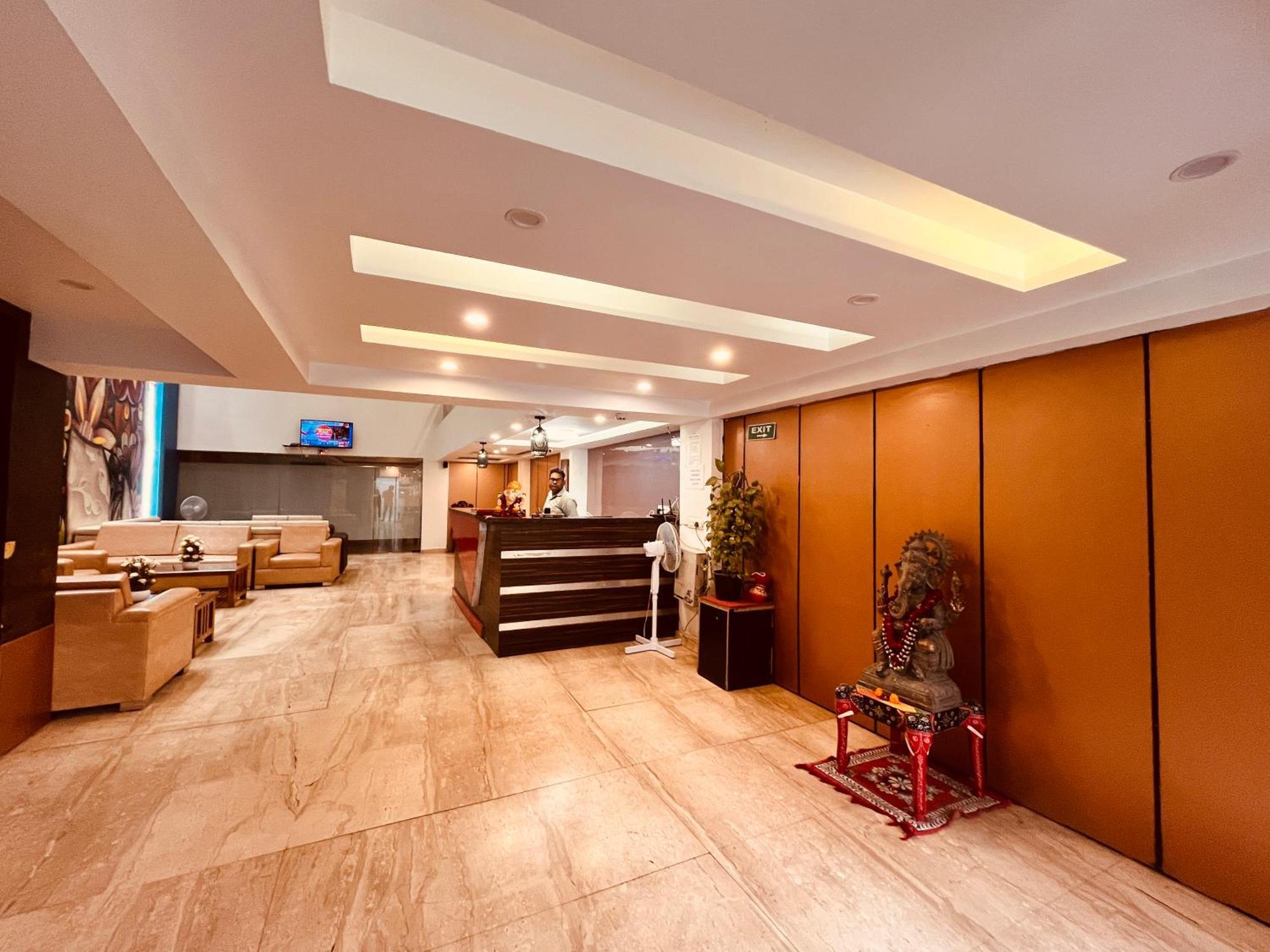 Hotel The Gold Inn - Karol Bagh Delhi ภายนอก รูปภาพ