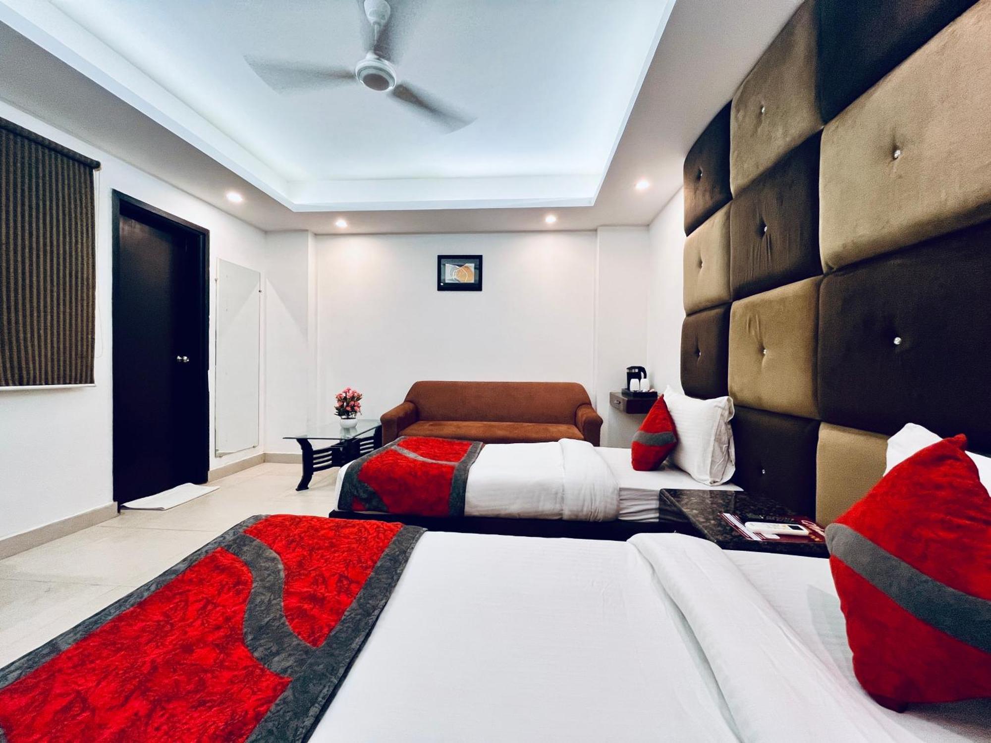 Hotel The Gold Inn - Karol Bagh Delhi ภายนอก รูปภาพ