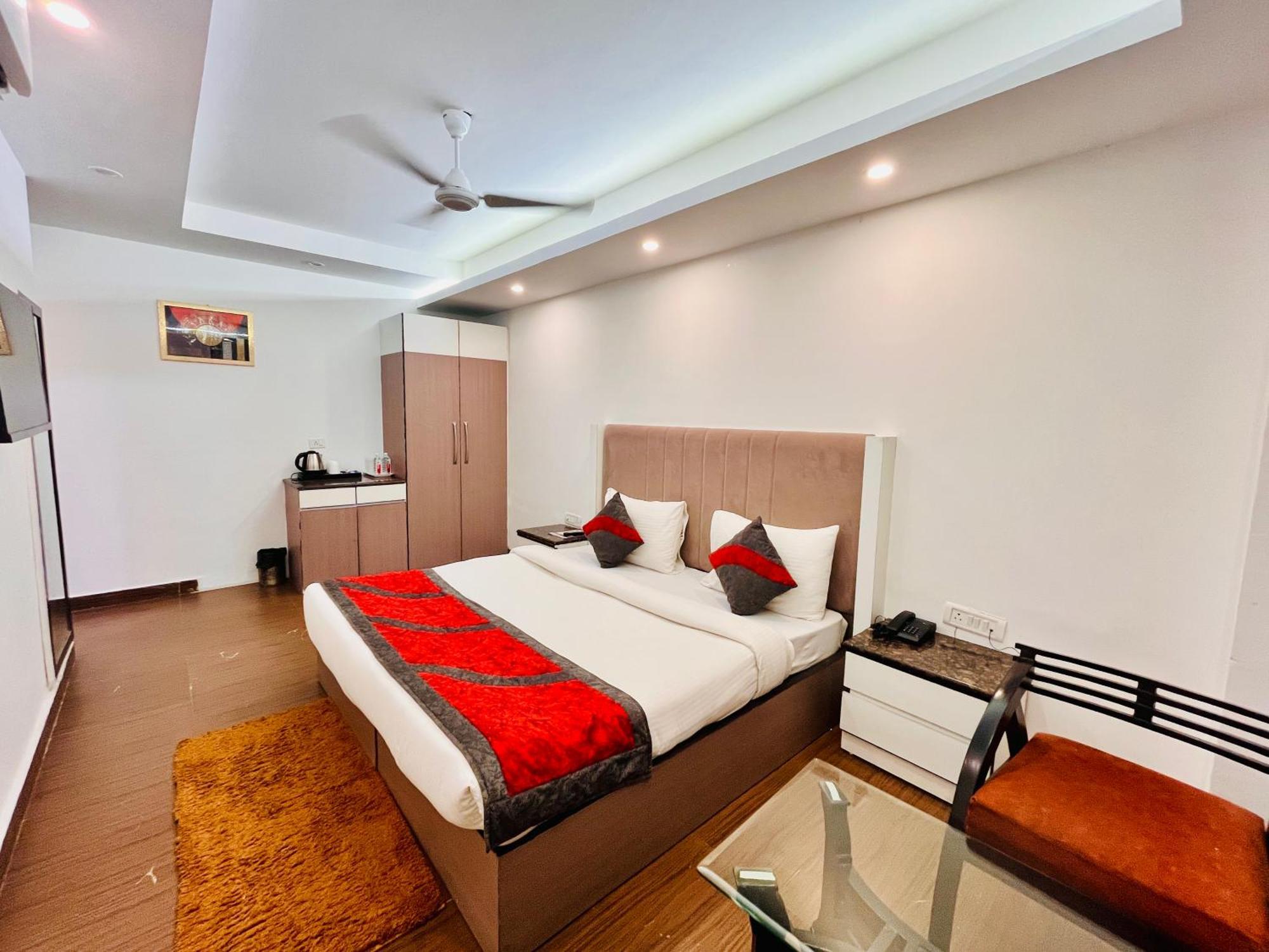 Hotel The Gold Inn - Karol Bagh Delhi ภายนอก รูปภาพ