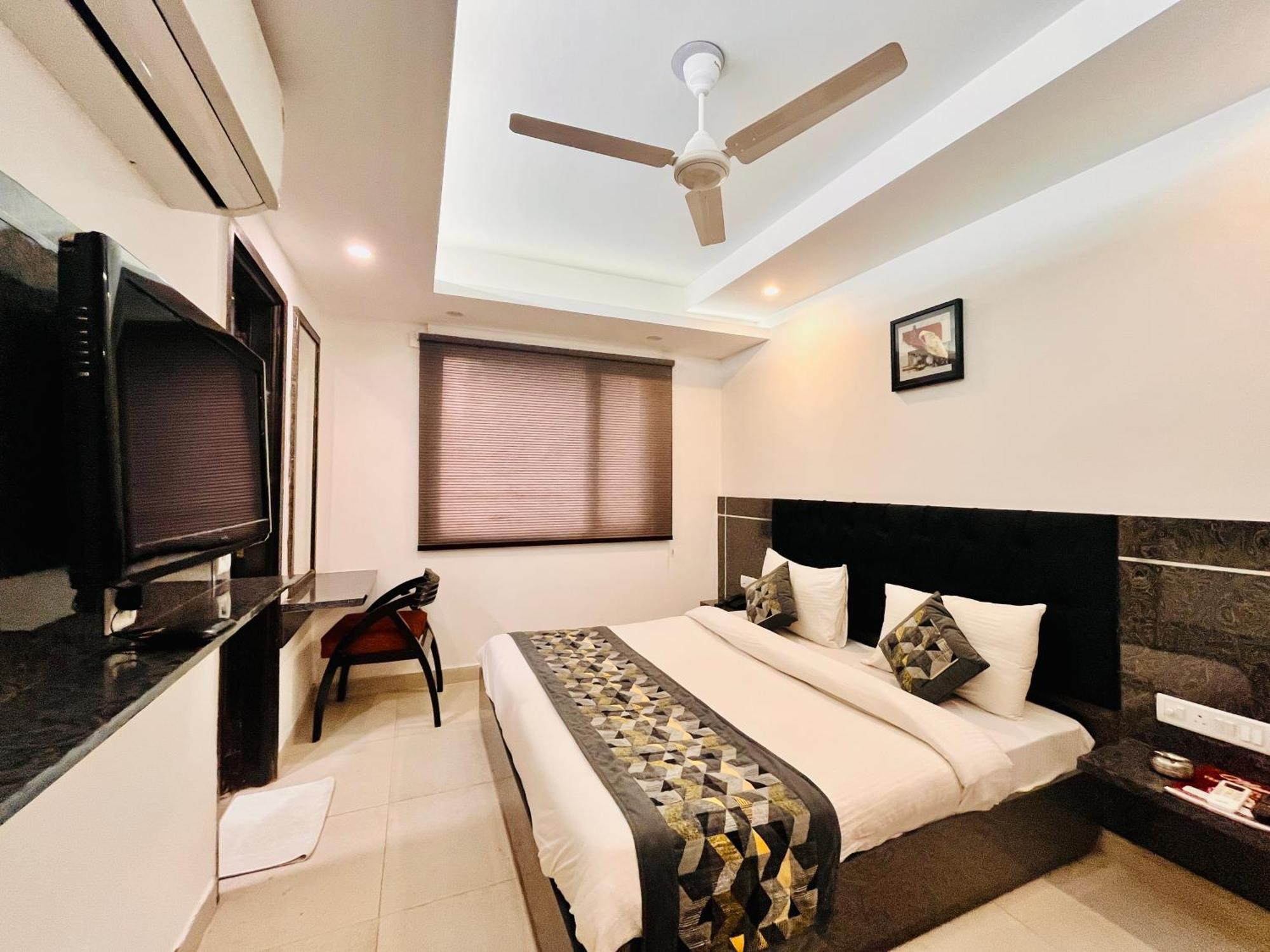 Hotel The Gold Inn - Karol Bagh Delhi ภายนอก รูปภาพ