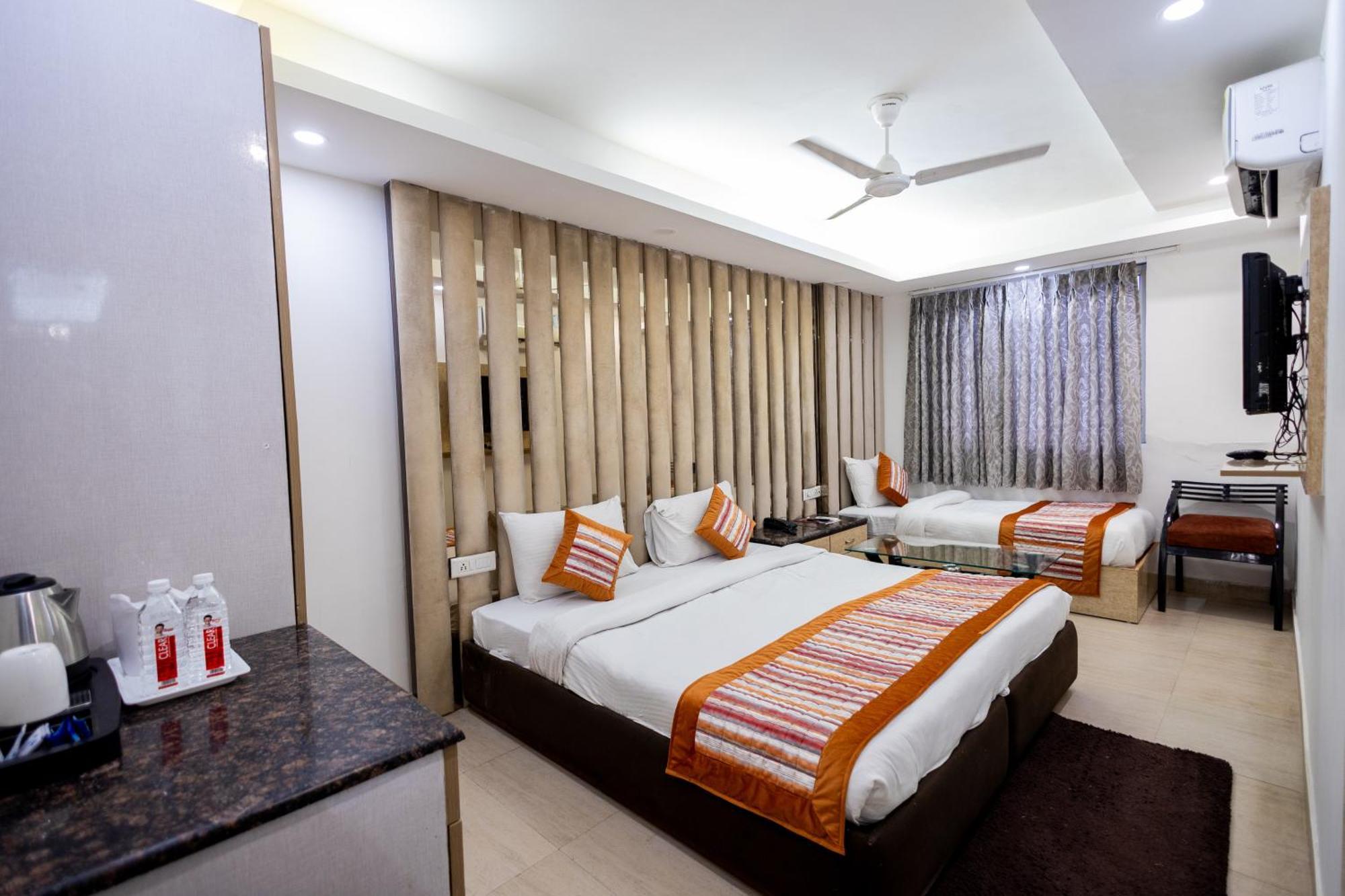 Hotel The Gold Inn - Karol Bagh Delhi ภายนอก รูปภาพ