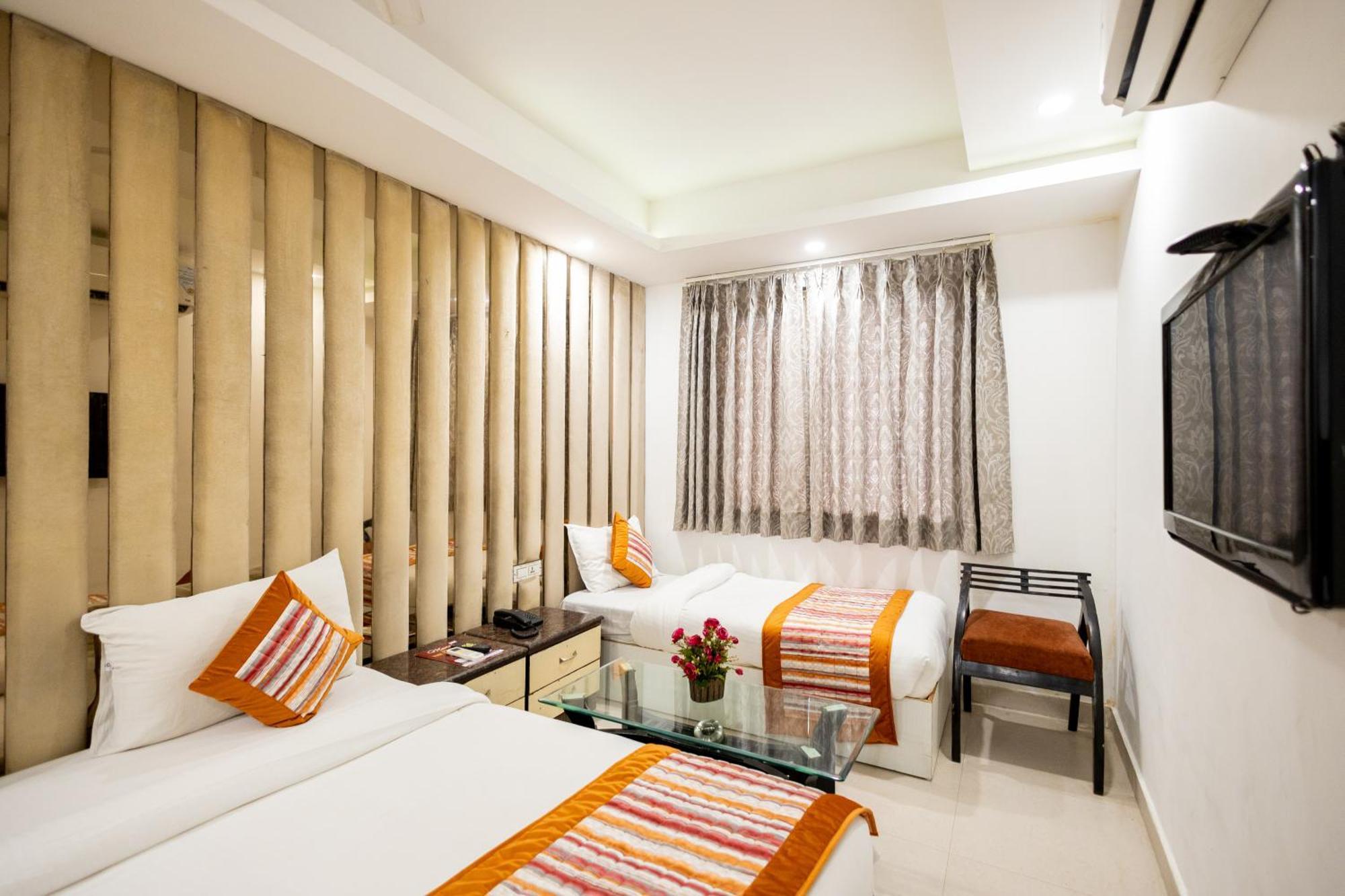Hotel The Gold Inn - Karol Bagh Delhi ภายนอก รูปภาพ