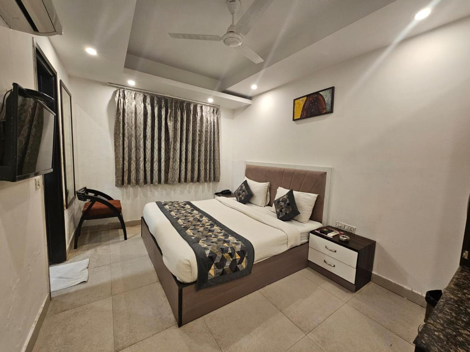 Hotel The Gold Inn - Karol Bagh Delhi ภายนอก รูปภาพ